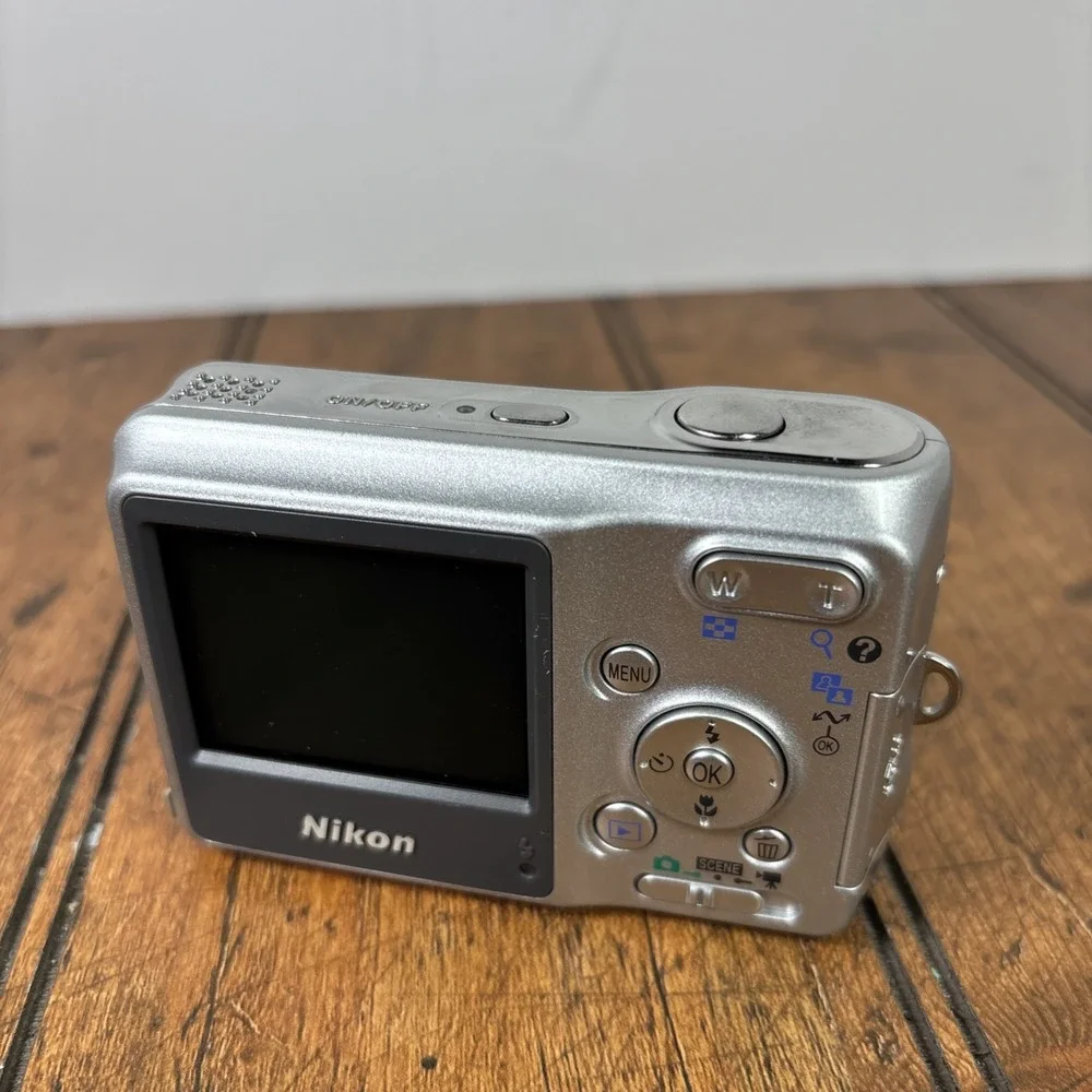 Nikon Coolpix L3 Digital Camera Silver 5.1 MP‎ 3x Zoom PARTS ONLY
